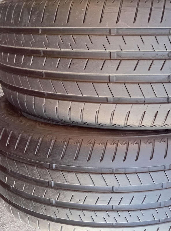 245/40/21 × 2 Bridgestone Alenza *Runflat tyres.