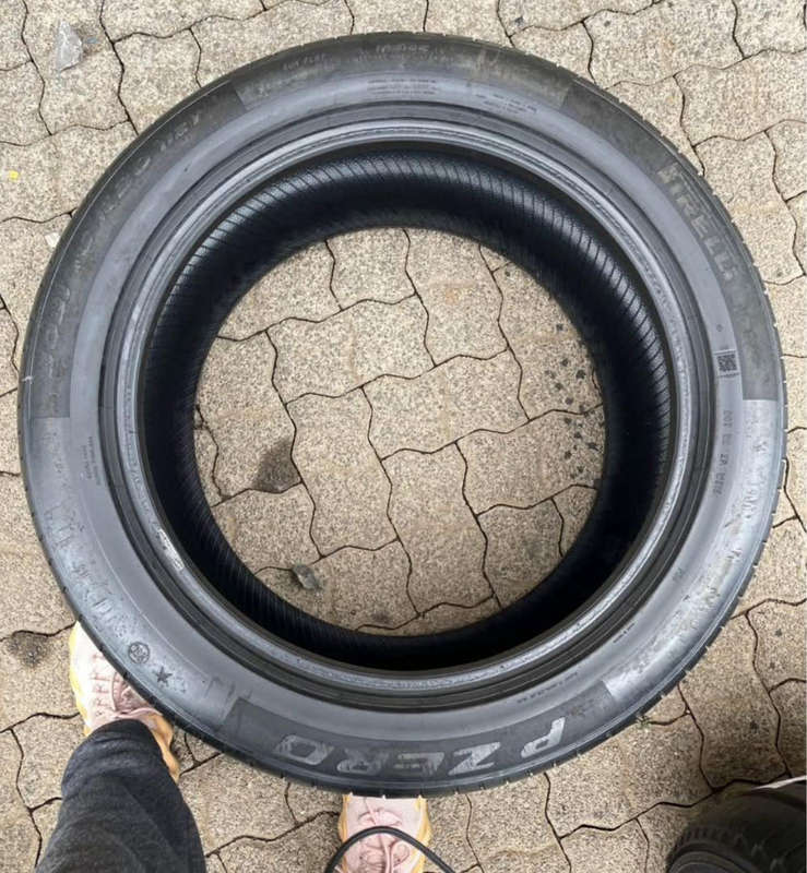 305/40/20 × 2 Pirelli Pzerro runflat tyres
