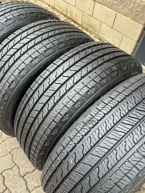 255/55/20 × 4 Goodyear Wranglar M+S 110V. Like new