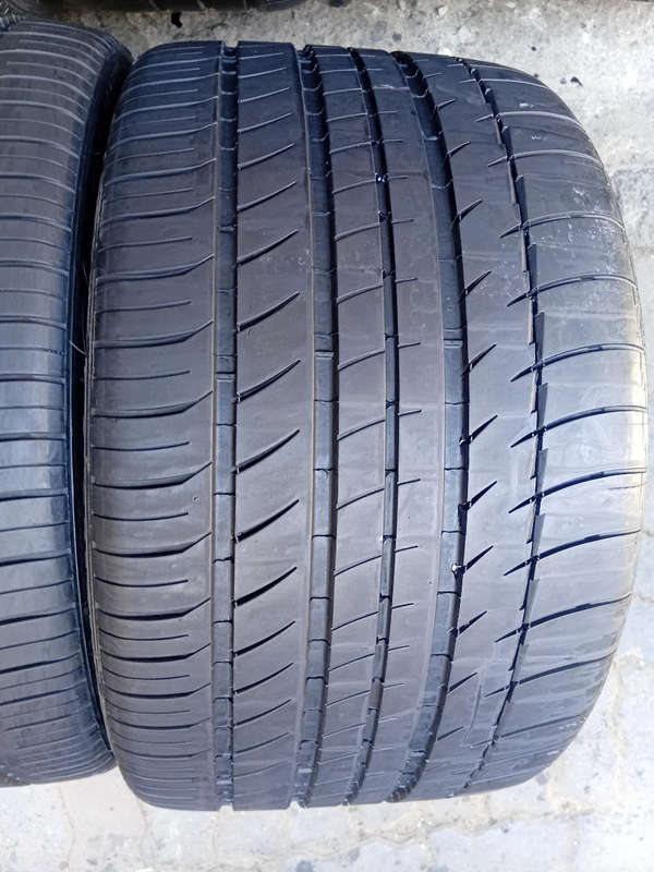 295/30/18 × 2 Michelin Extra loalodge (98Y)