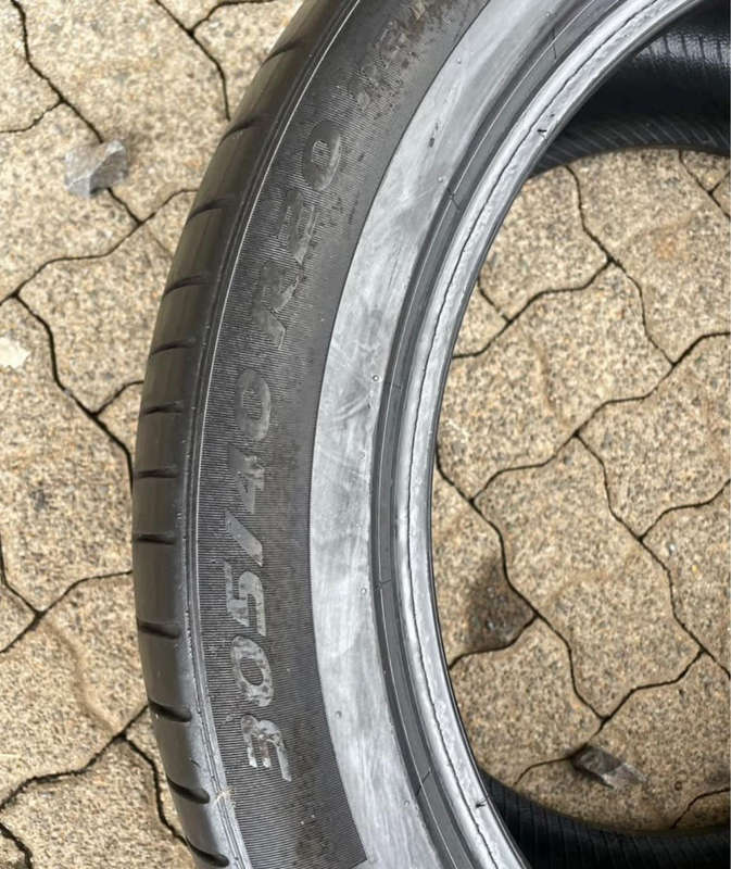 305/40/20 × 2 Pirelli Pzerro runflat tyres
