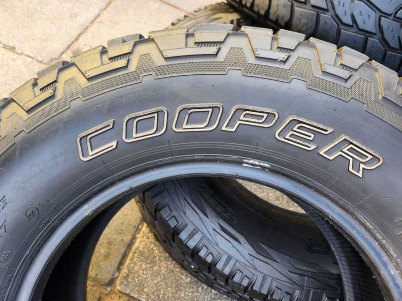 265/70/17 x 4 Cooper Discoverer At3. 75% life