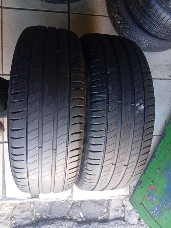 225/50/18 × 2 Michelin tyres. Fairly used