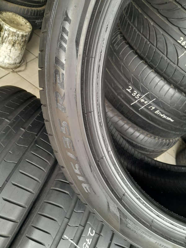 275/40/21; 315/35/21 Pirelli Pzrro runflat tyres.