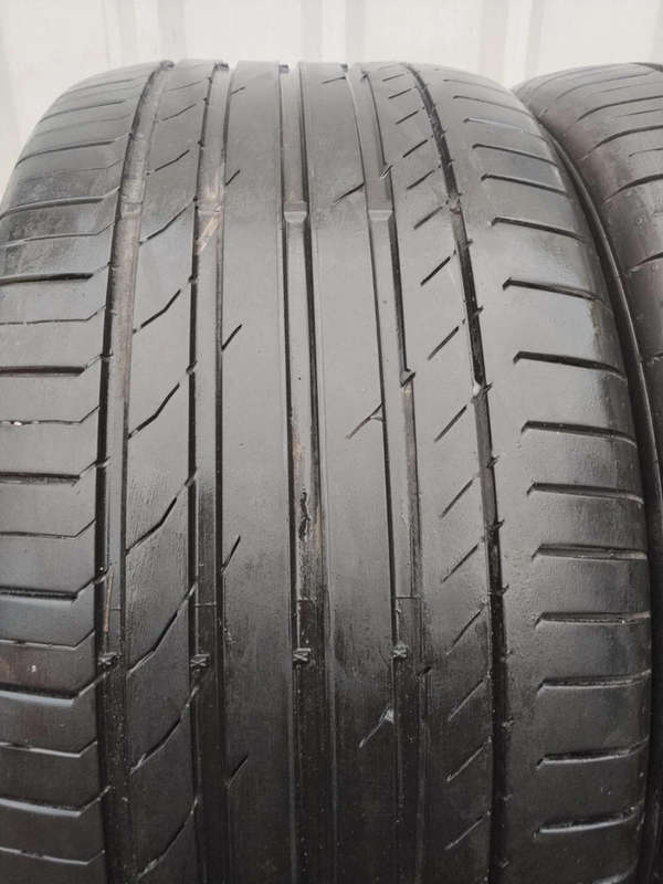 285/45/19 × 2 Continental Runflat tyres