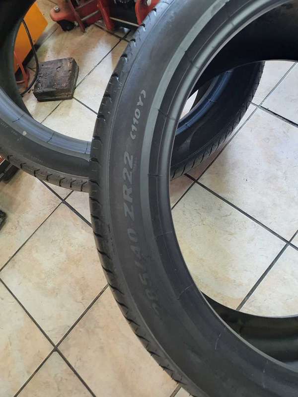 285/40/22 × 2 Pirelli Pzerro. Good condition