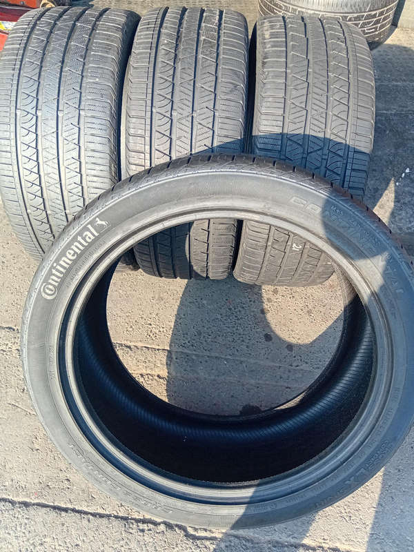 285/40/22 Continental Cross contact. 80% life