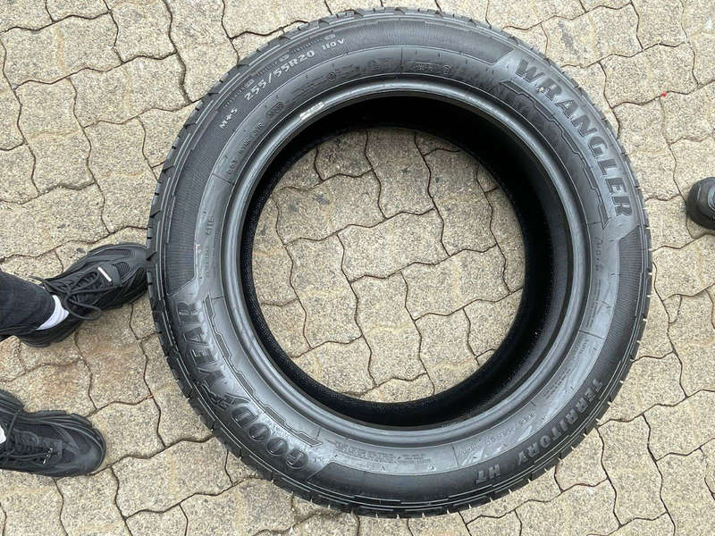 255/55/20 × 4 Goodyear Wranglar M+S 110V. Like new
