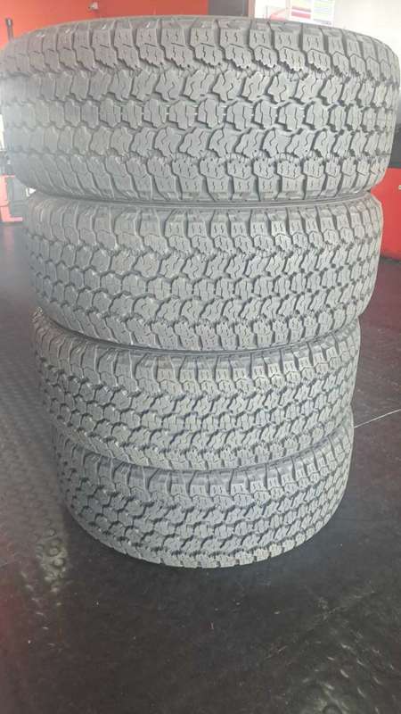 255/60/20 × 4 Goodyear Wranglar. 100%