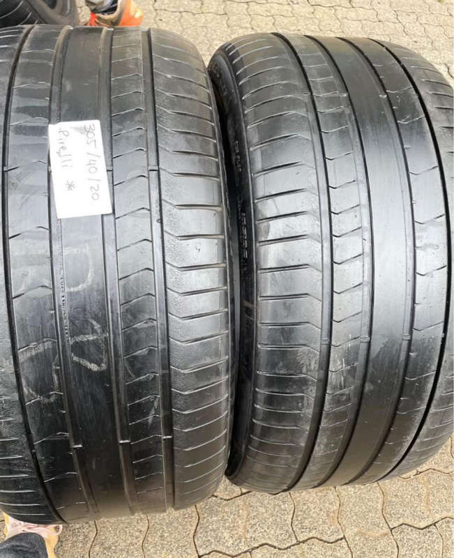 305/40/20 × 2 Pirelli Pzerro runflat tyres