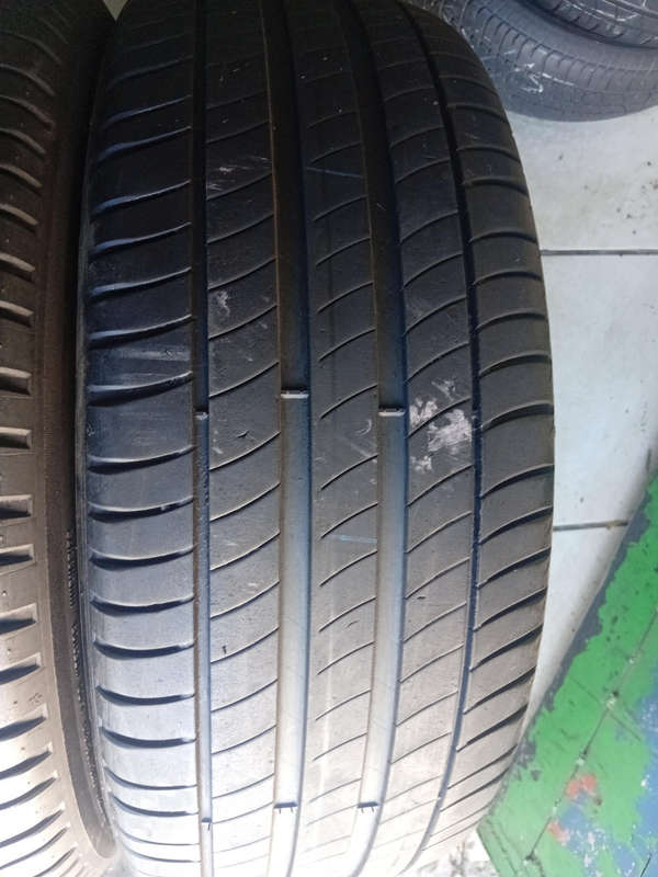 225/50/18 × 2 Michelin tyres. Fairly used