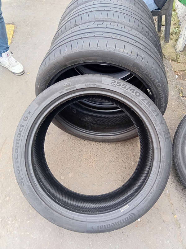 255/40/21 Continental tyres. 80% life