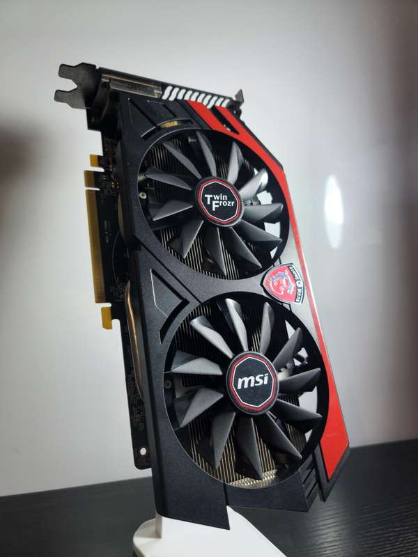 Radeon R9 270 GAMING 2G Graphics Card