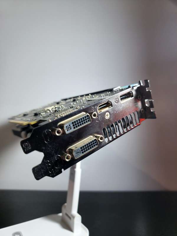 Radeon R9 270 GAMING 2G Graphics Card