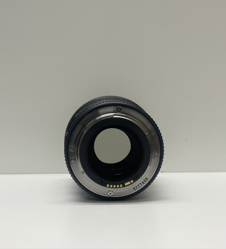 Canon EF 100mm 1:2.8 L IS USM Macro lens