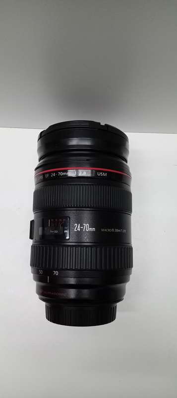 Canon 24-70mm 1:2.8 standard zoom lens