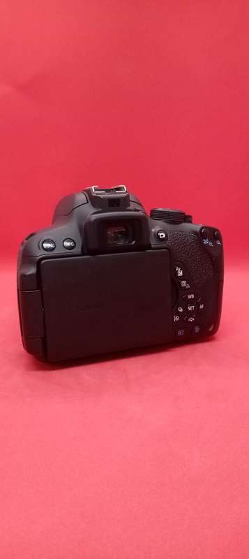 Canon 700d slr camera