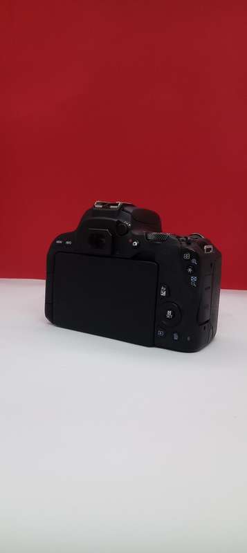 Canon 200D slr camera
