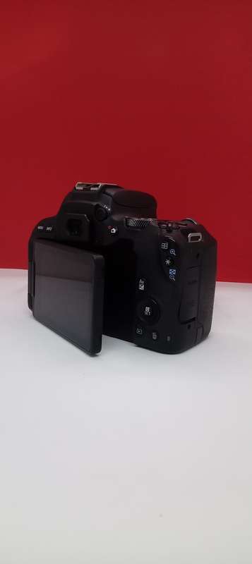 Canon 200D slr camera