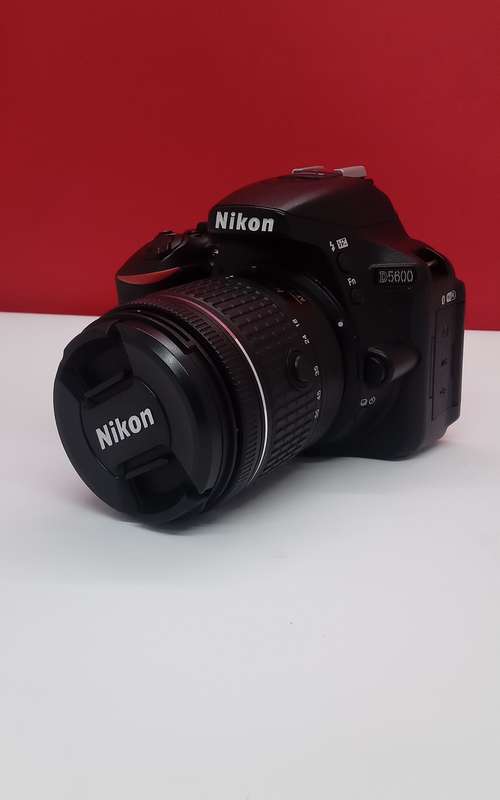 Nikon D5600 slr camera