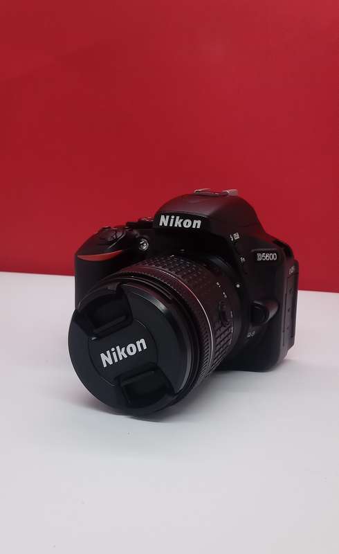 Nikon D5600 slr camera