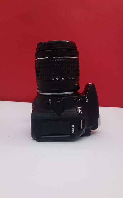 Nikon D5600 slr camera