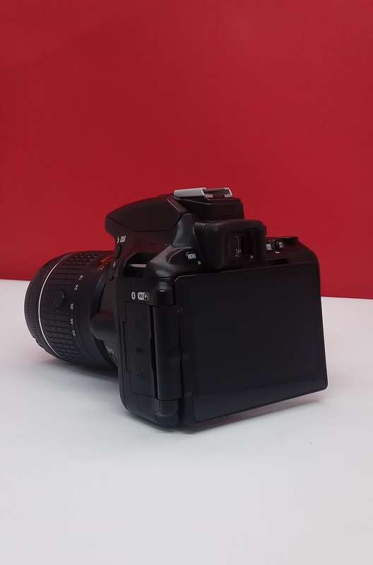 Nikon D5600 slr camera