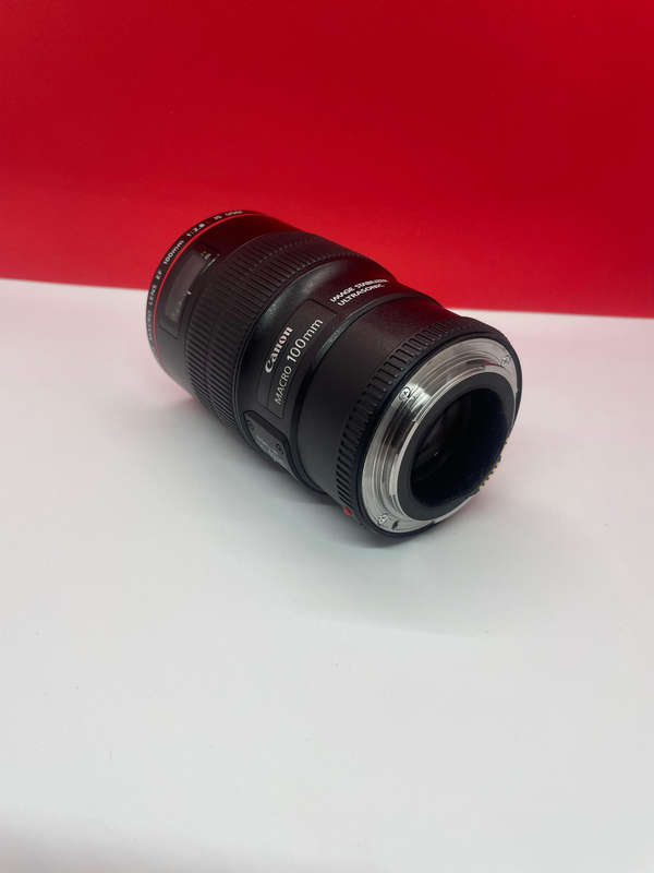 Canon EF 100mm 1:2.8 L IS USM Macro lens