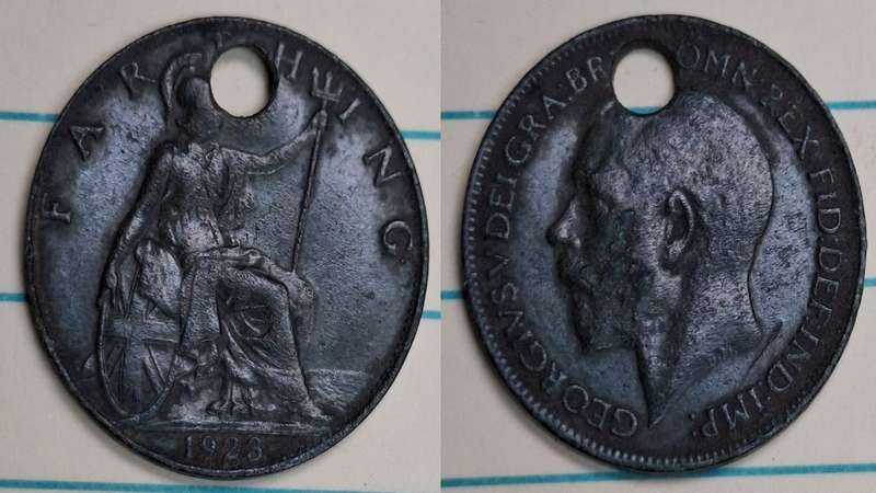 1923 - UK - 1 Farthing -  holed - George V - Demonetised Dec 1960 - Bronze