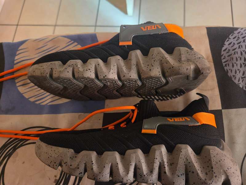 MENS VELA SNEAKER SIZE UK 7