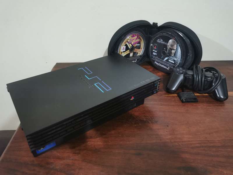 PlayStation 2 Fat Console with Remote and x7 Games