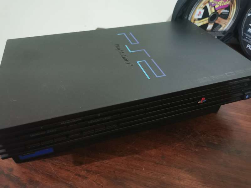 PlayStation 2 Fat Console with Remote and x7 Games