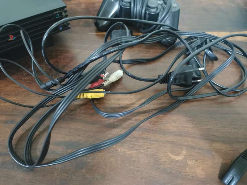 PlayStation 2 Fat Console with Remote and x7 Games