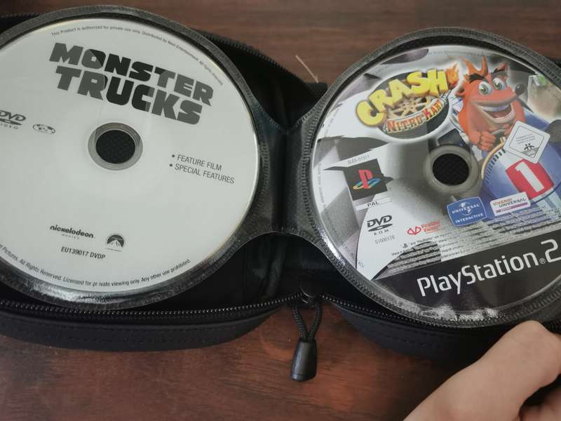 PlayStation 2 Fat Console with Remote and x7 Games