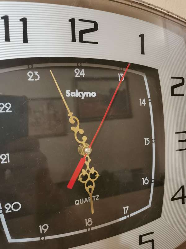 Sakyno quartz wall clock 33cmx33cm - works perfectly