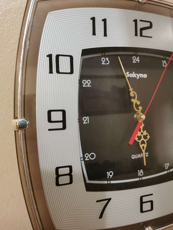 Sakyno quartz wall clock 33cmx33cm - works perfectly
