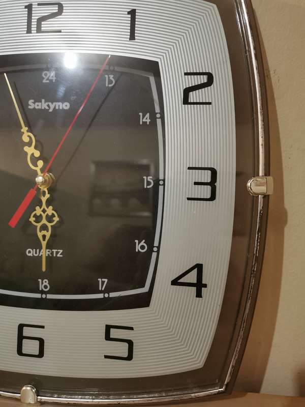 Sakyno quartz wall clock 33cmx33cm - works perfectly