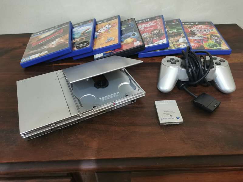 Silver PlayStation 2 Console Complete with x7 Free Games