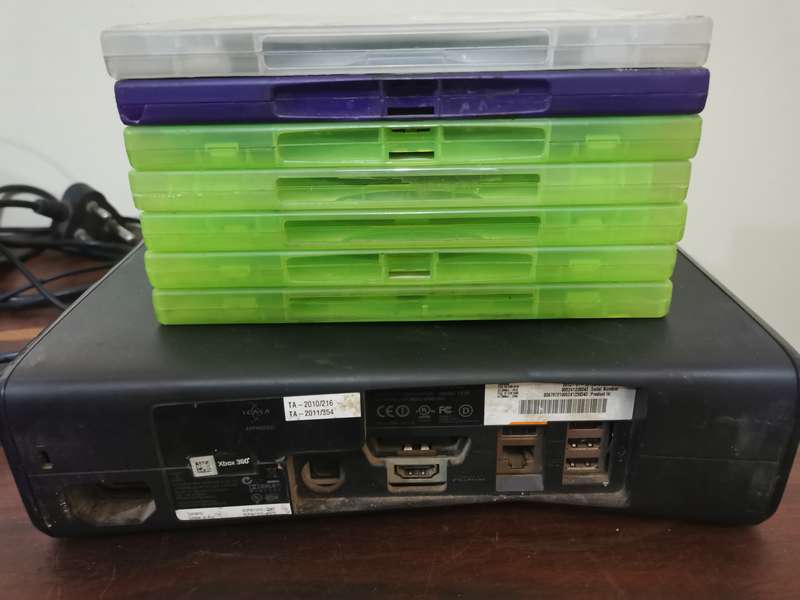 Xbox 360 S Console Complete with x7 Free Games