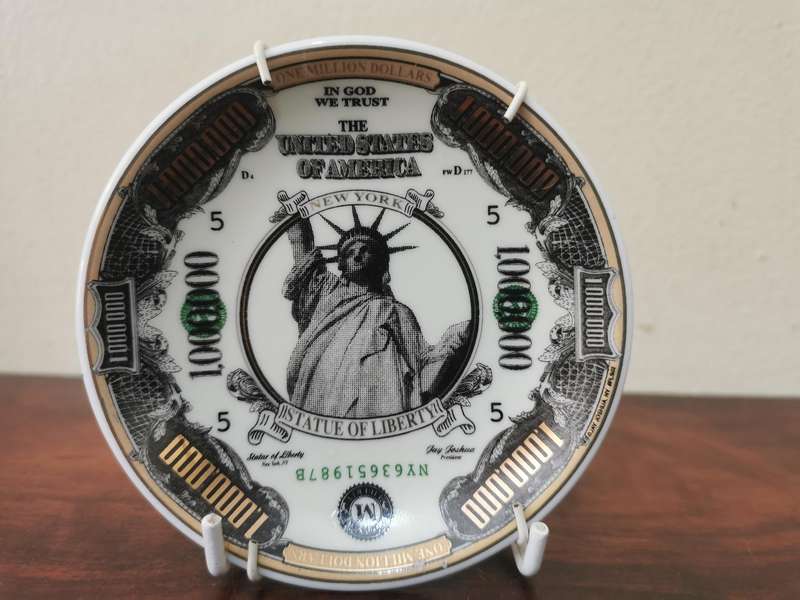 1M Dollars Novelty Display Plate with Gold Trim