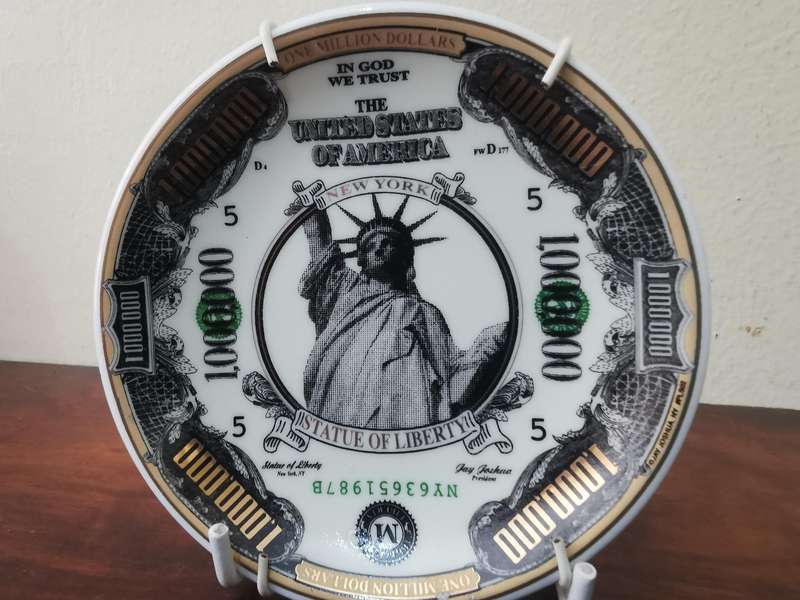 1M Dollars Novelty Display Plate with Gold Trim
