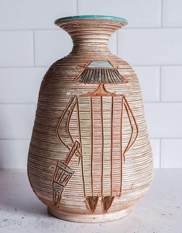 Mid-century Italian pottery, marked 'Italy' with model number 8336