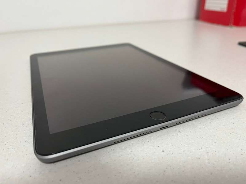 Apple Ipad 9.7"- 5th Generation - SECOND HAND - EXCELLENT CONDITION