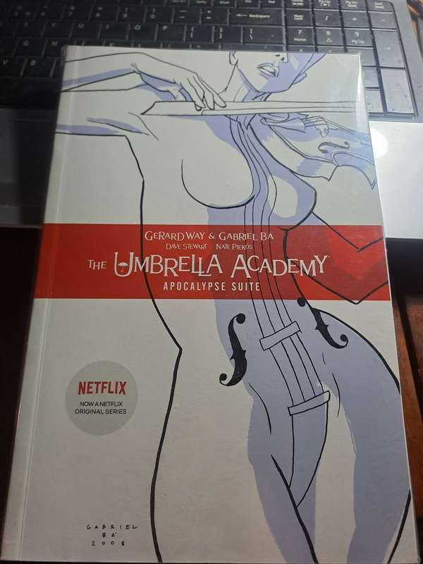 The Umbrella Academy  Vol:1 Apocalypse Suite [ISBN 9781593079789] (Dark Horse)