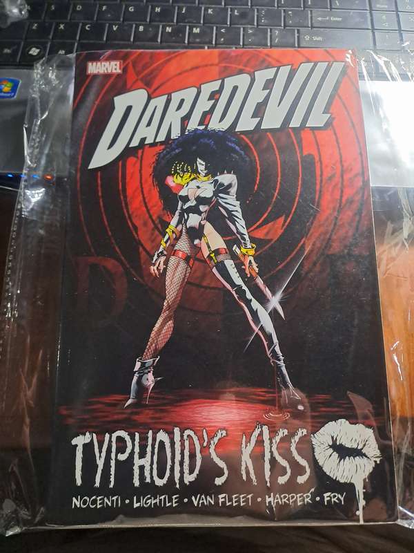 DAREDEVIL: Typhoids kiss [ISBN 978785193265] (Marvel)