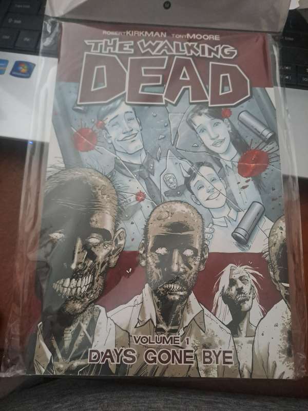 The Walking Dead Vol.1 Days Gone Bye [ISBN 9781582406725] (Image)