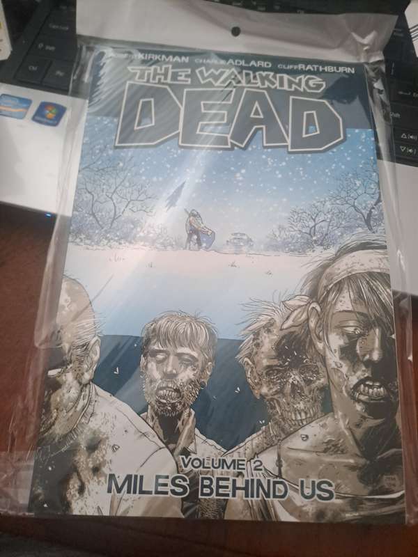 The Walking  Dead Vol.2 Miles Behind Us [ISBN 9781582407753] (Image)
