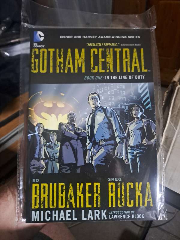 Gotham Central book.1 In Line Of Duty [ISBN 9781401220372] (DC)