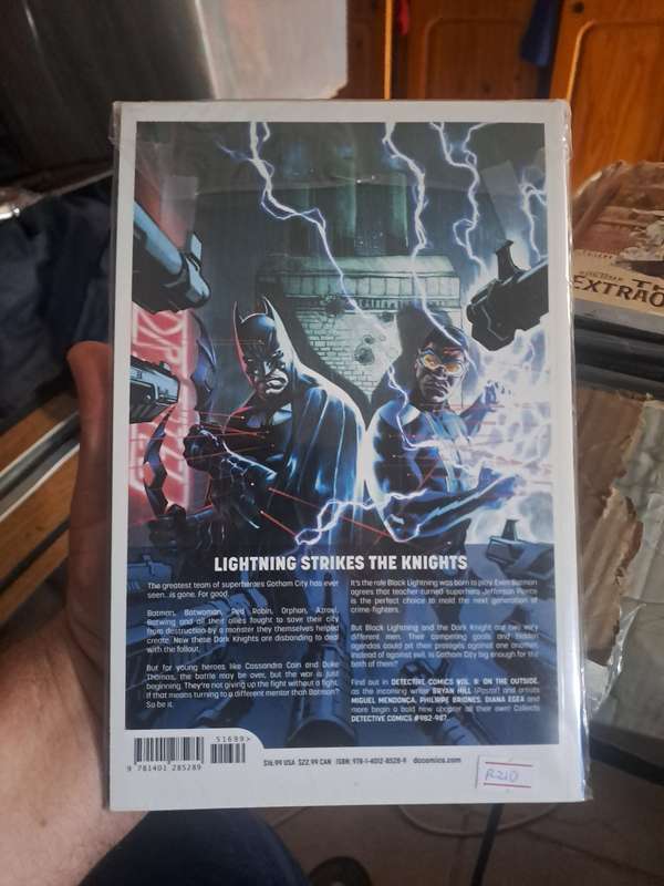 Batman Detective Comics Vol.8 On The Outside [ISBN 9781401285289] (DC)