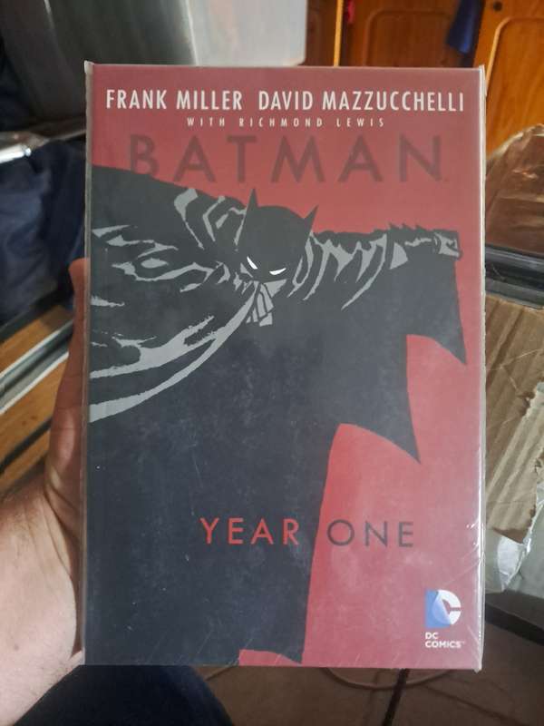 Batman Year One [ISBN 9781401207526] (DC)